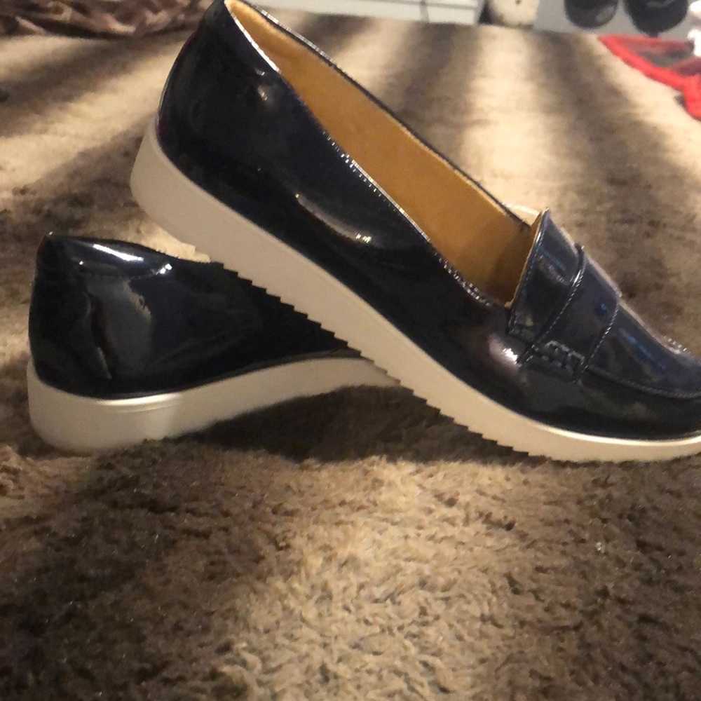 Patent blue Oxford shoes. CUTE!!!!